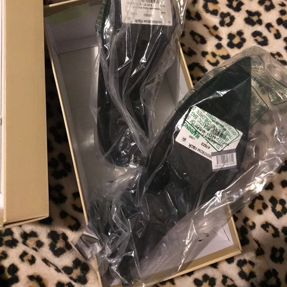 Michael Kors NWT Alina Flex Pointed Toe Kitten Heel Pump in Size 7 - HOST PICK ๐ - Picture 10 of 16